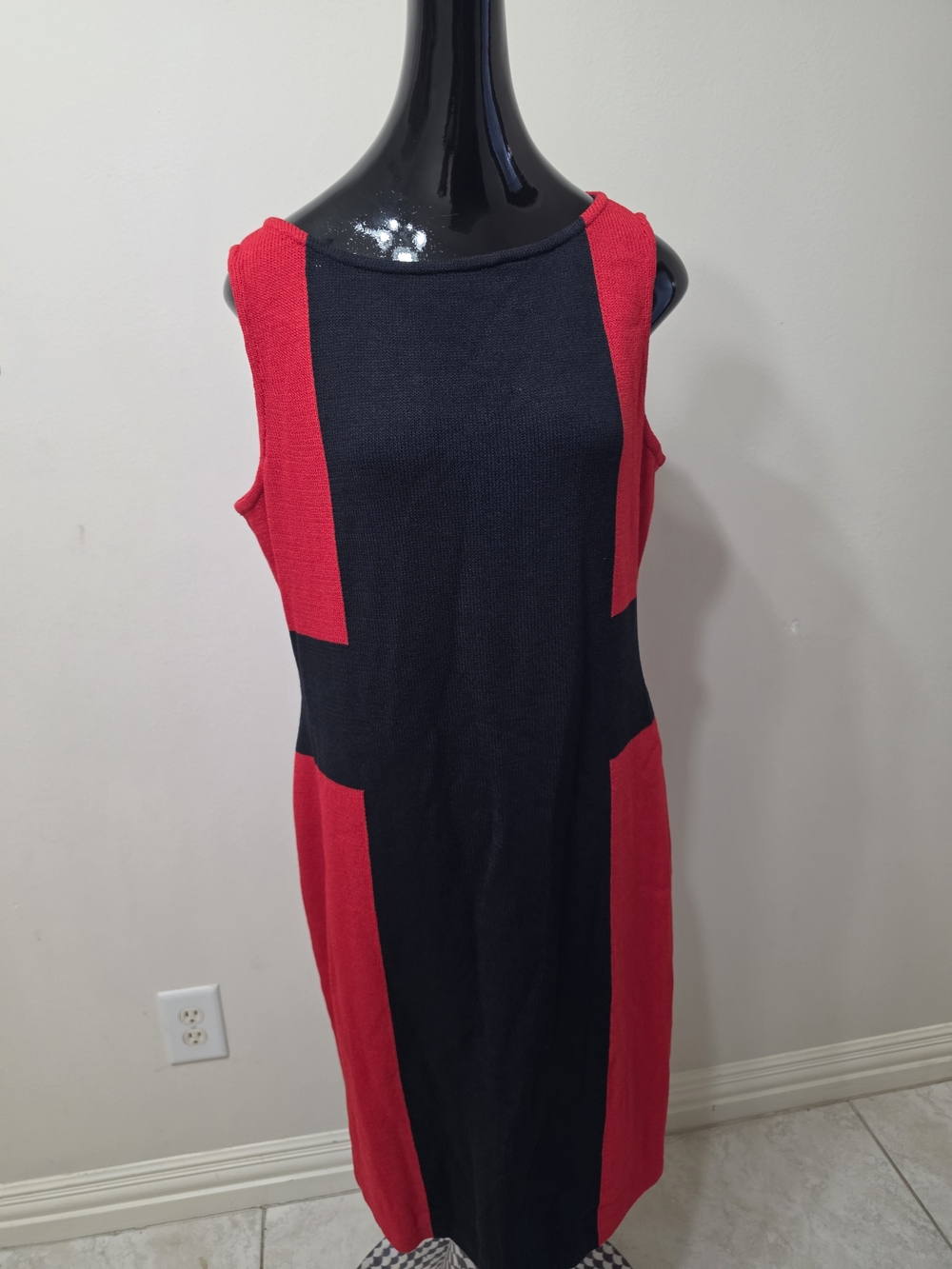 ST JOHN COLLECTION SIZE 14 Sleeveless Black and Red Colorblock Sheath Dress